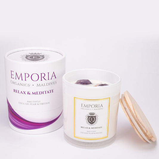 Emporia Organics Üveggyertya - Maldív szigetek: RELAX & MEDITATE, Ametiszttel, Angol körte és frézia illattal, 100% szójaviasz, 230 g