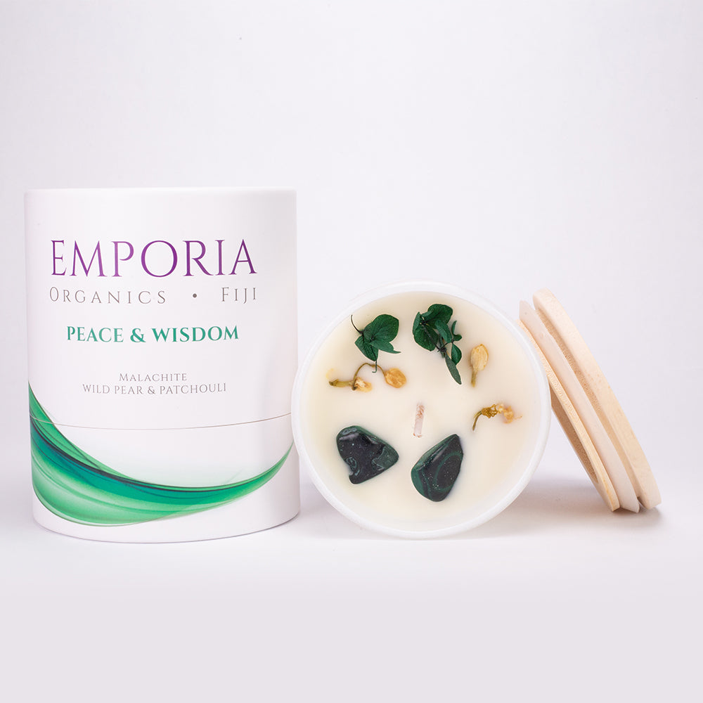 Emporia Organics Üveggyertya: Fiji -PEACE & WISDOM, Malachittal, Vadkörte és pacsuli illattal, 100% szójaviasz, 230 g 2 