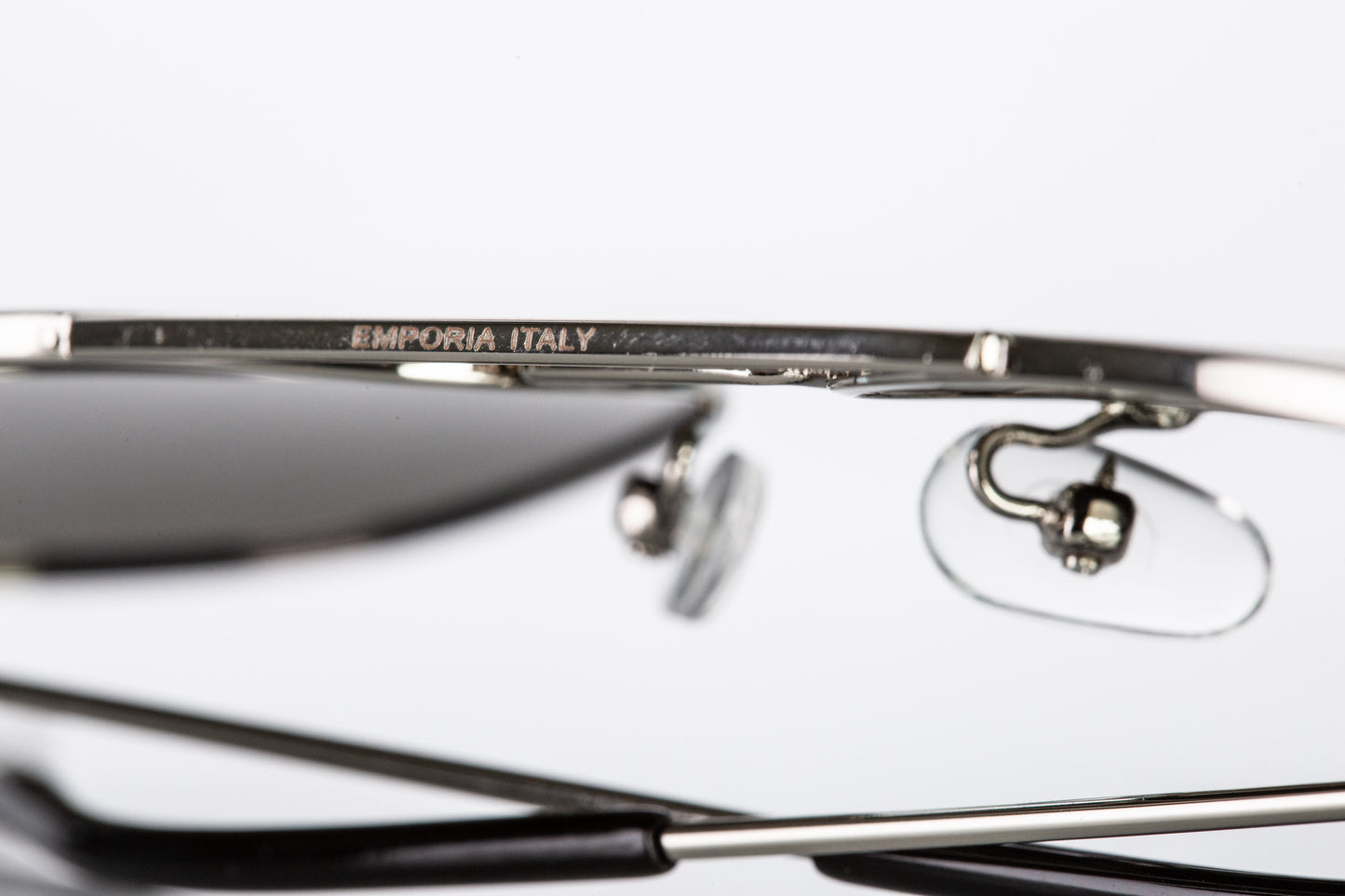 Emporia Italy - Pilóta Napszemüveg "FŐNÖK", polarizált UV szűrős napszemüveg tokkal és tisztítókendővel, sötétszürke lencsék, ezüst színű keret